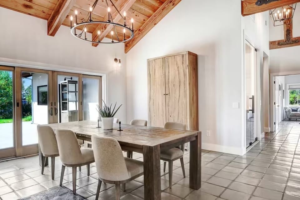 Dining room to enjoy food & wine with friends.