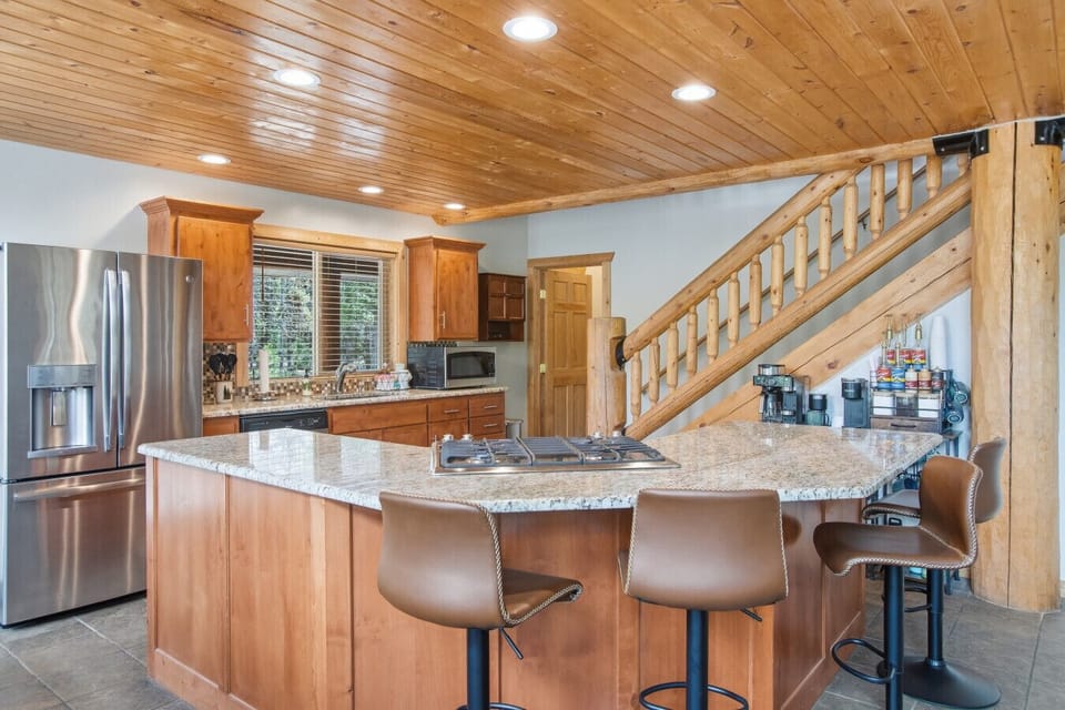 Full Kitchen with Bar Seating & Full Service Coffee Bar!
