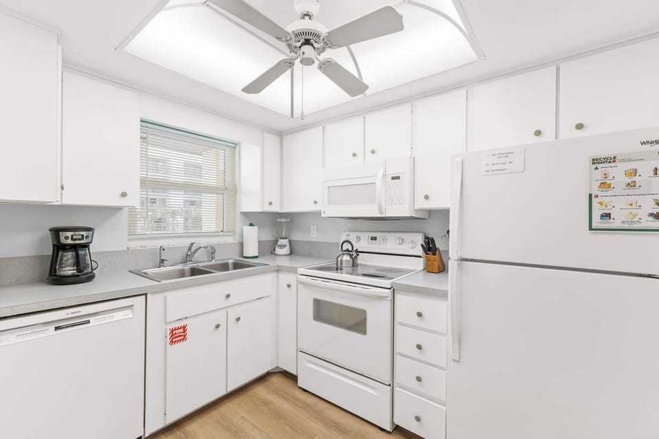 Fully Equipped Kitchen with Full-Size Appliances and Ceiling Fan