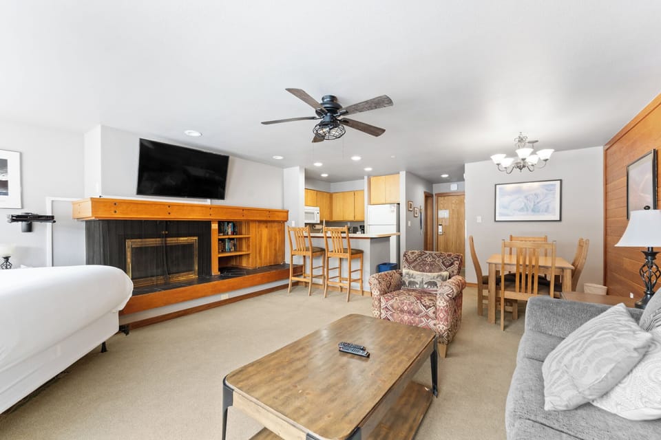Condo (0 Bedroom) | Front of property