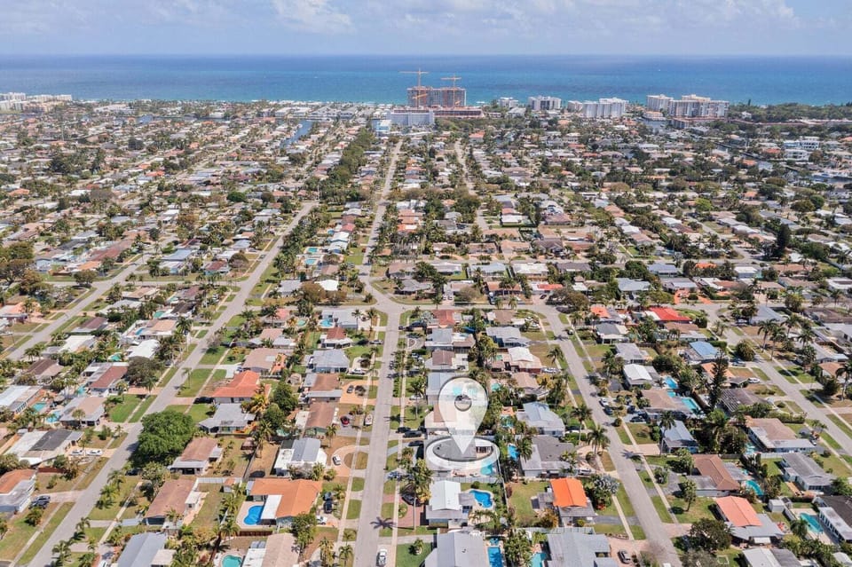 Fantastic location - short drive to dozens of cafes and restaurants, short drive to the beach!