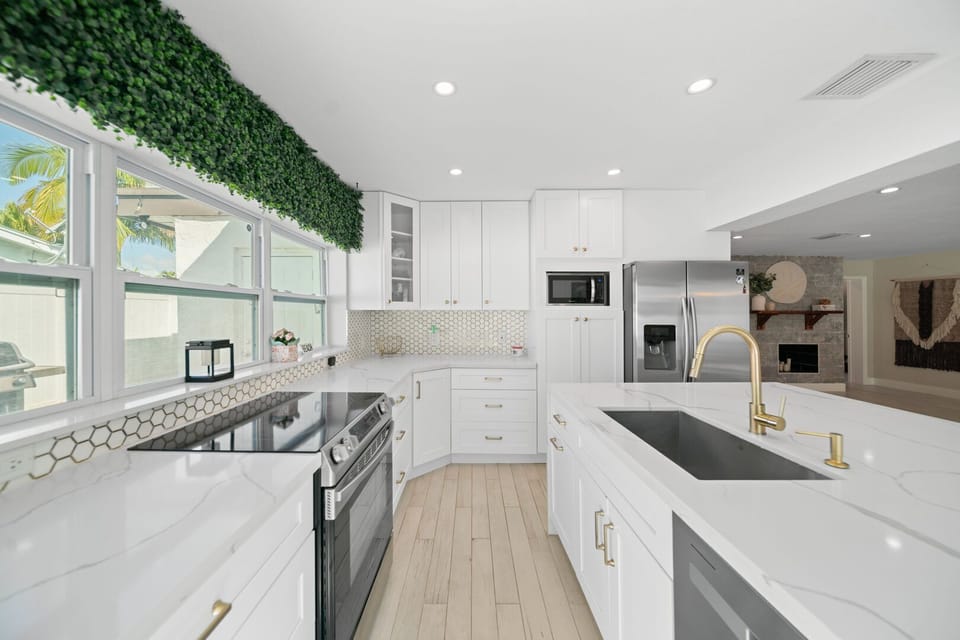 Fully stocked, modern kitchen with plenty of pots/ pans, utensils etc