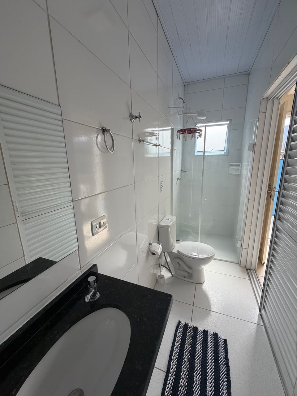 Suite marli luxo c - ar condicionado 500 mts da praia | Bathroom | Shower, towels, toilet paper
