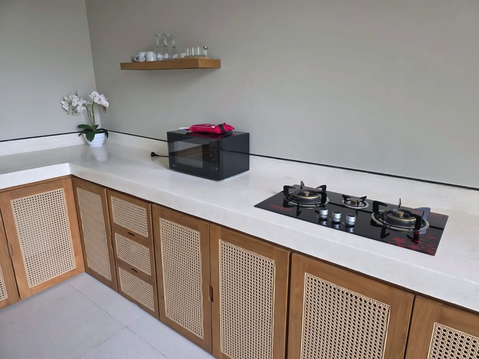Basic Villa, Courtyard View | Private kitchen | Fridge, microwave, stovetop, cookware/dishes/utensils