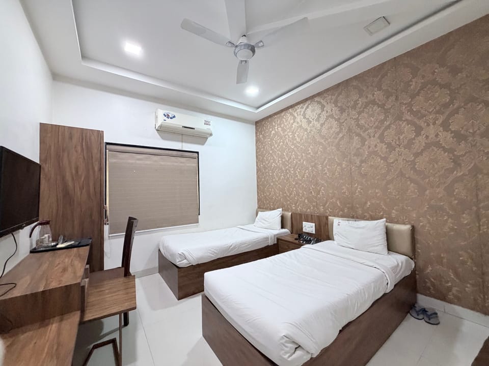 Standard Room | Desk