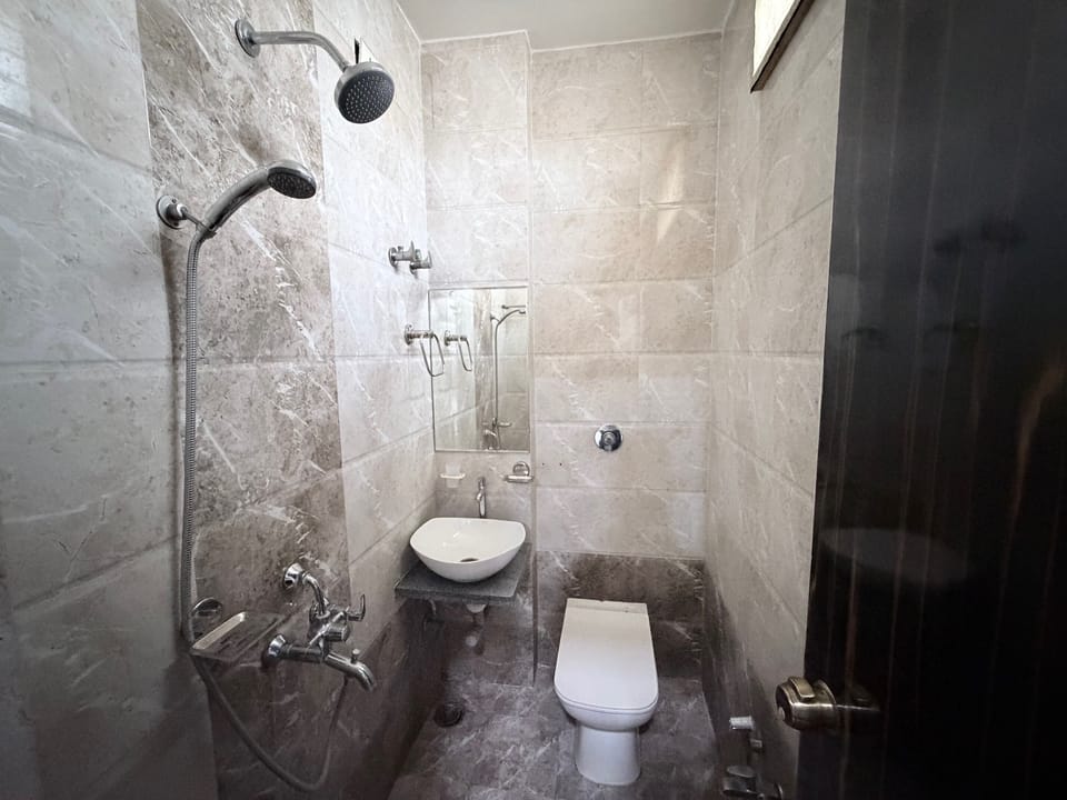 Royal Room | Bathroom | Shower, free toiletries, towels, toilet paper