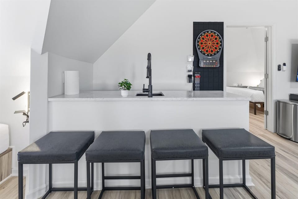 L3 Wet bar in Entertainment Room w Darts and Pool table
