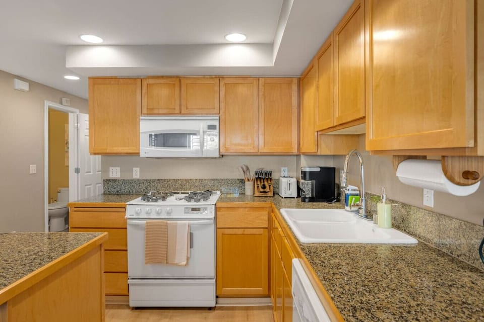 Bright kitchen w/ granite counters, full appliances & plenty of space for easy meal prep
