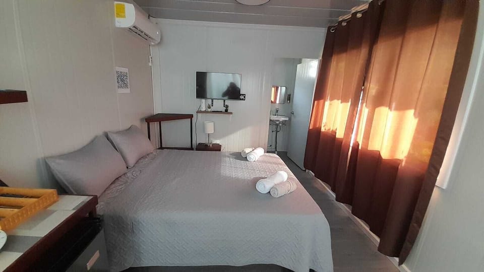 Standard Studio, 1 King Bed, Courtyard View | WiFi (free), bed sheets