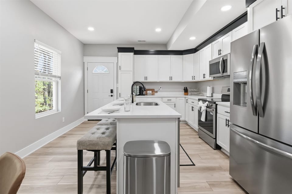 Kitchen w Breakfast Bar