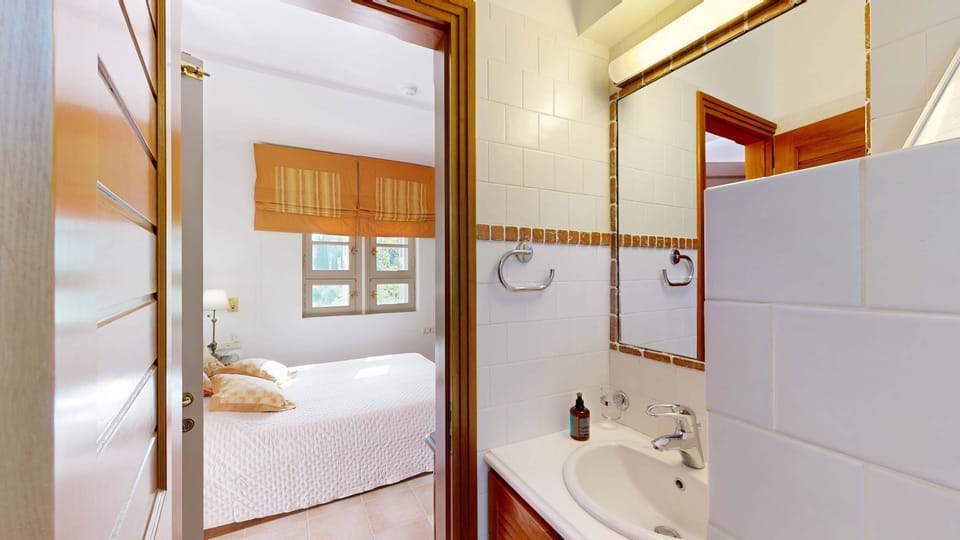 Fully Equipped Bathroom with shower