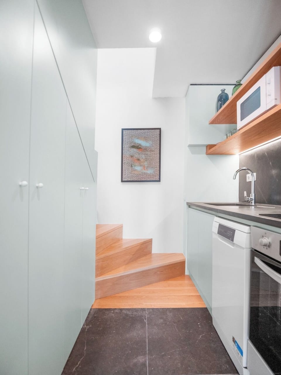 Comfort Apartment, City View | Private kitchen | Mini-fridge, microwave, oven, stovetop