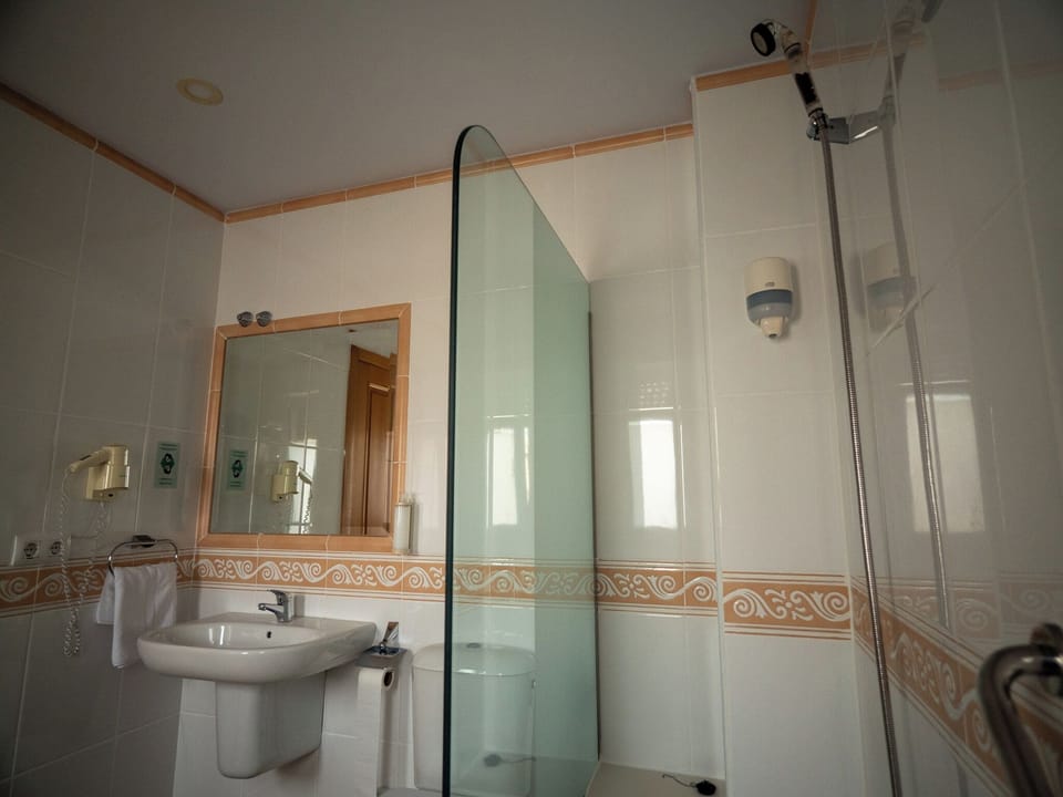 Classic Single Room, City View | Bathroom | Towels, soap, shampoo, toilet paper