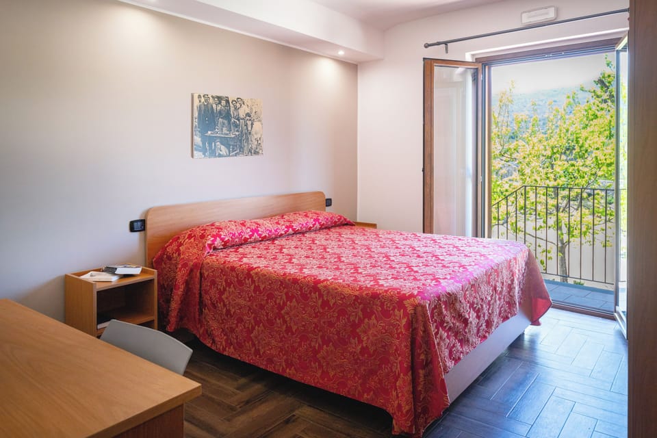 Quadruple Room | Desk, laptop workspace, free WiFi
