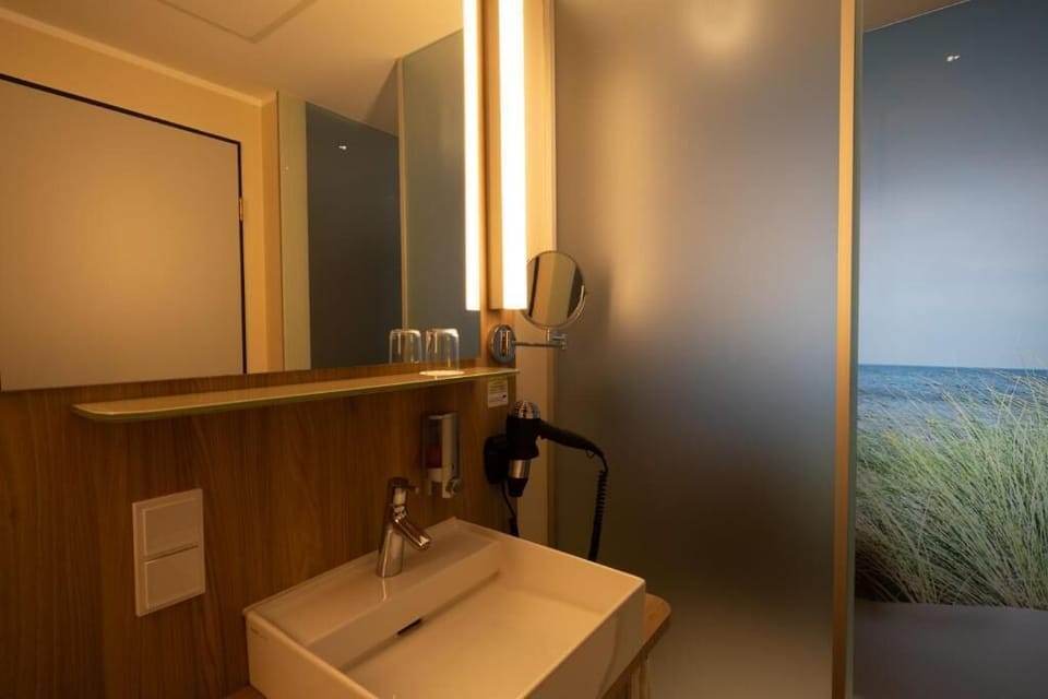 Single Room | Bathroom | Shower, hair dryer, towels, soap