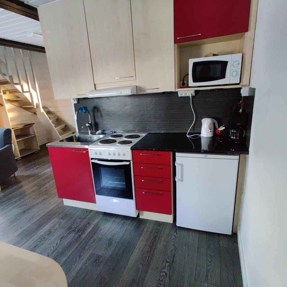 Cabin, Multiple Beds | Private kitchen | Fridge, microwave, highchair, cookware/dishes/utensils