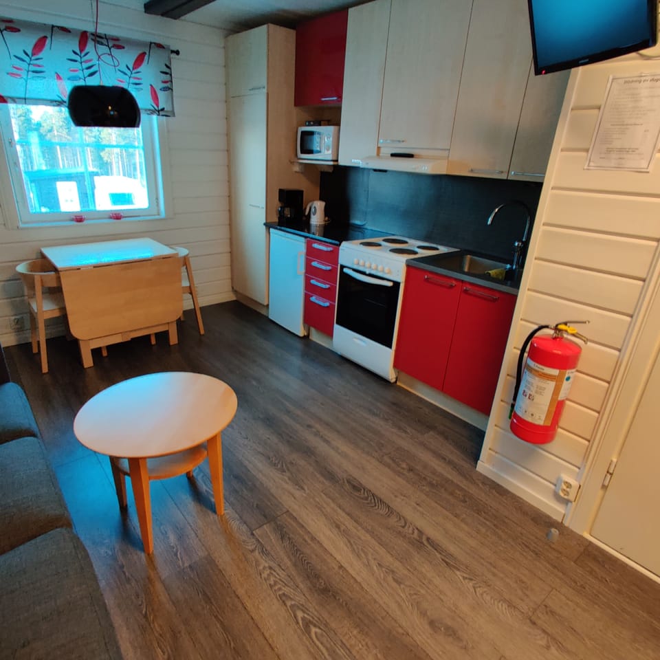 Cabin, Multiple Beds | Private kitchen | Fridge, microwave, highchair, cookware/dishes/utensils