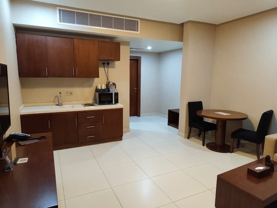 Deluxe Studio Suite | Free minibar, in-room safe, desk, iron/ironing board