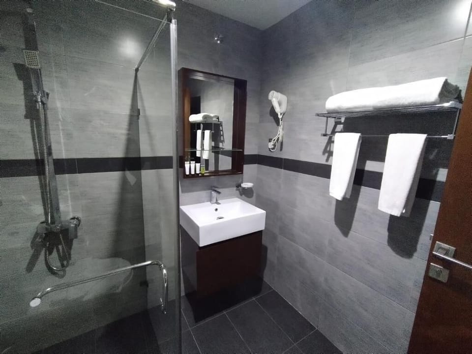 Shower, rainfall showerhead, free toiletries, hair dryer