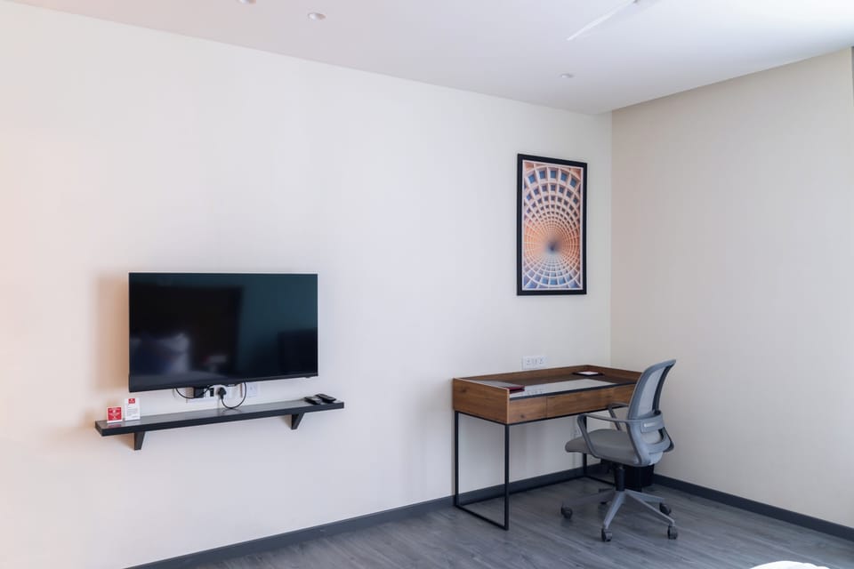 Club Room | Hypo-allergenic bedding available, desk, laptop workspace, WiFi (free)