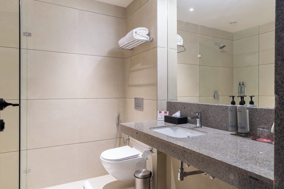 Shower, rainfall showerhead, free toiletries, towels