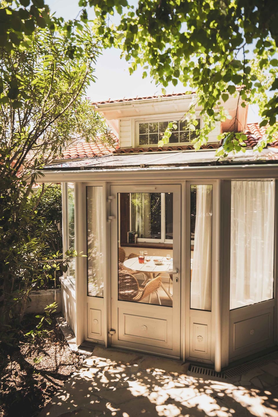 Nestled among trees and gardens, the studio offers privacy and calm just steps from the ocean.