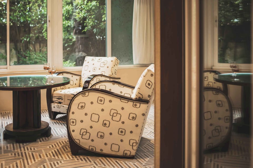 Inviting terrace with garden view, the perfect setting to enjoy breakfast or unwind in the peaceful greenery of Parc Victoria.