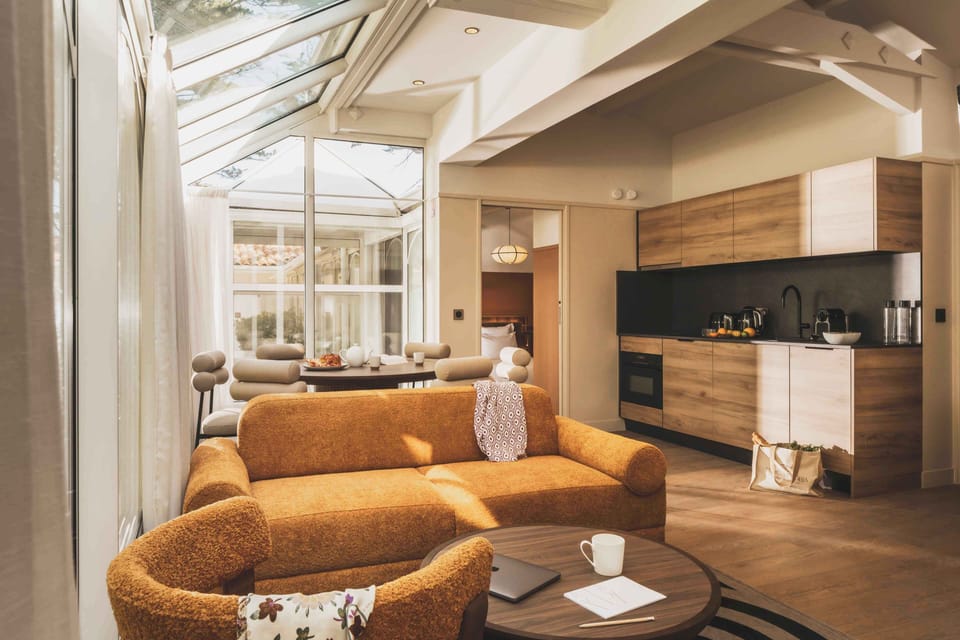 Comfortable and full of light, this inviting lounge is ideal for relaxing after a day by the ocean.