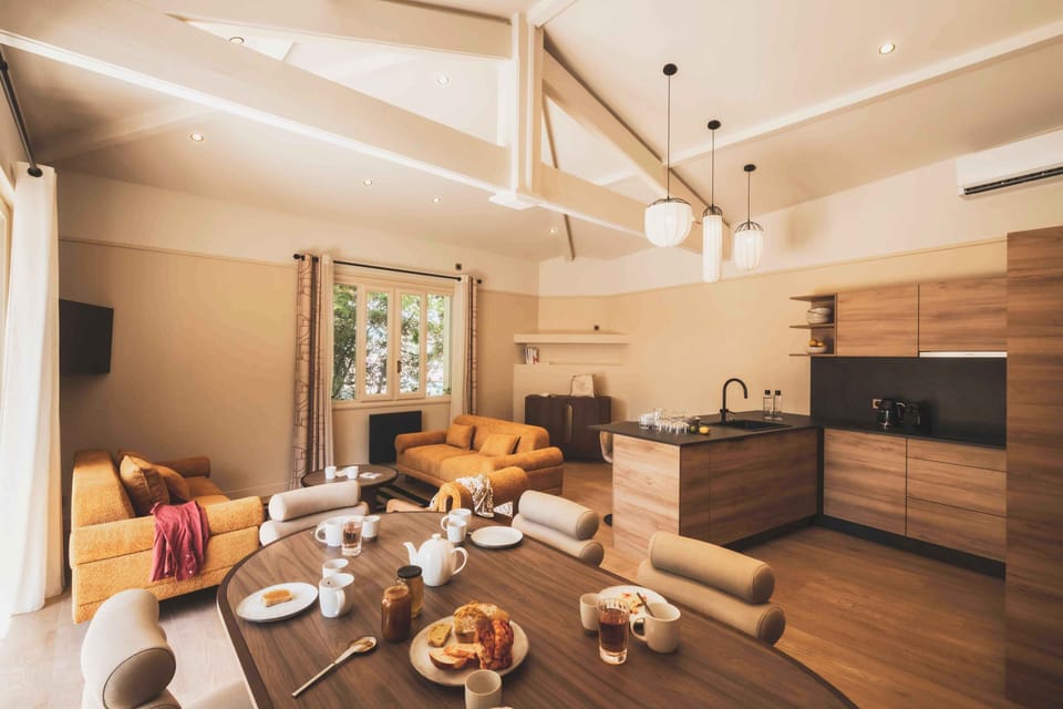 Spacious and practical, blending natural wood and modern design for effortless comfort.