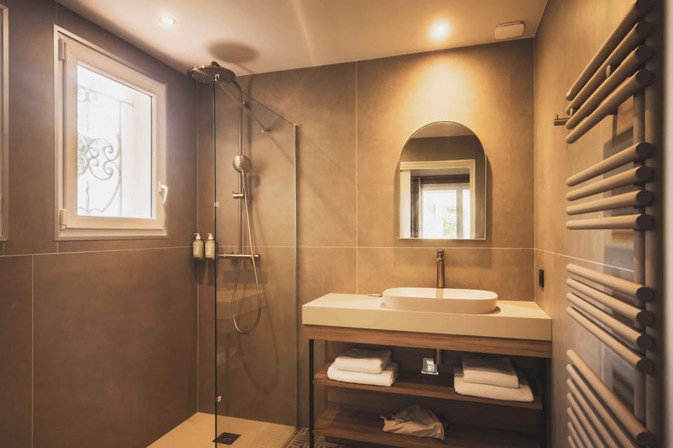 Bright and elegant, the bathroom features soft lighting and modern finishes for a calm and refreshing atmosphere.