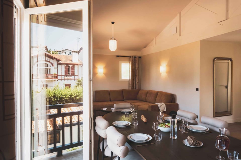 Enjoy breakfast with a view of the village rooftops, just steps away from the heart of Saint-Jean-de-Luz.