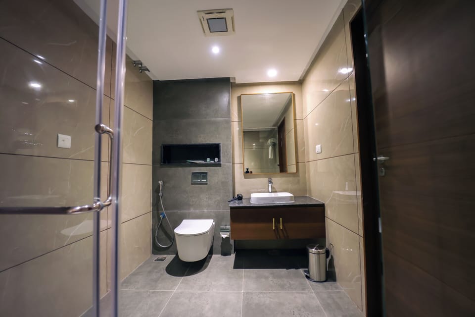 Luxury Room | Bathroom | Shower, rainfall showerhead, towels, soap