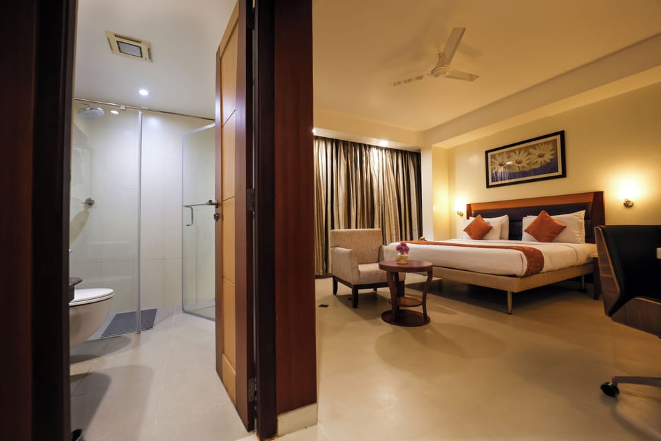 Deluxe Room | Bathroom | Shower, rainfall showerhead, towels, soap