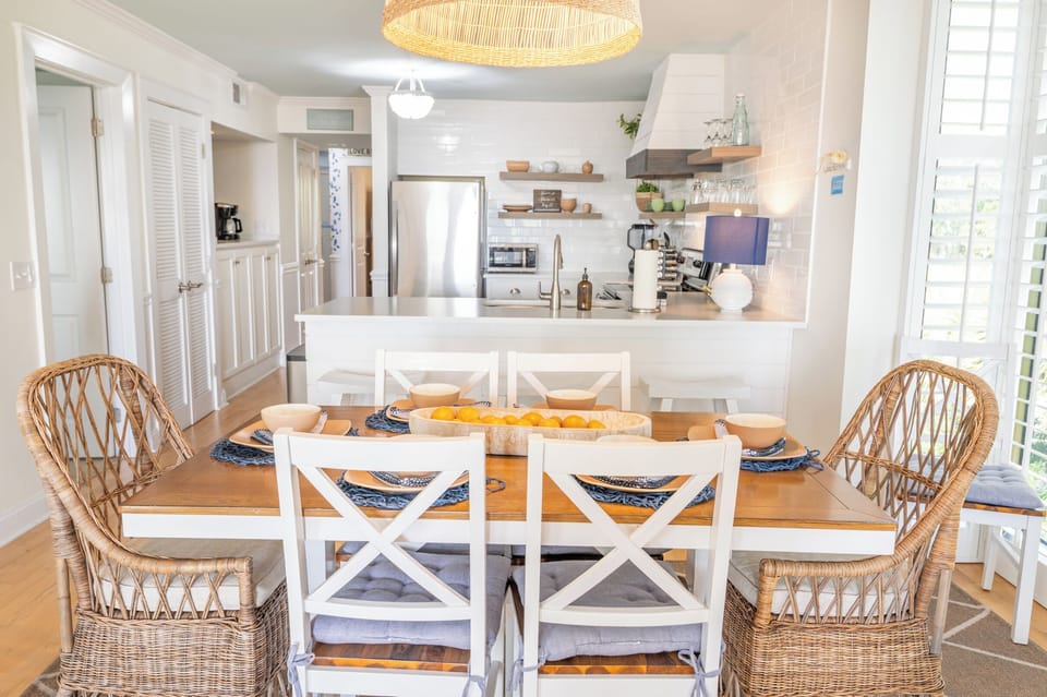 Coastal‑bright kitchen and dining space with natural textures, fresh light, and a relaxed seaside feel.