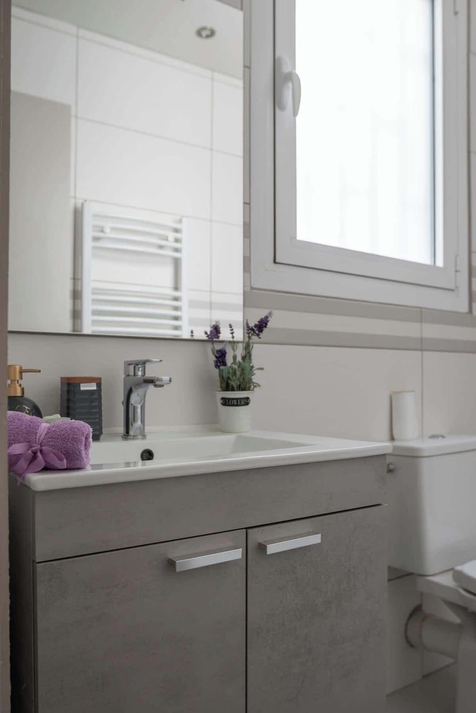 Modern, well-appointed bathroom featuring contemporary fittings and a calm, neutral palette.