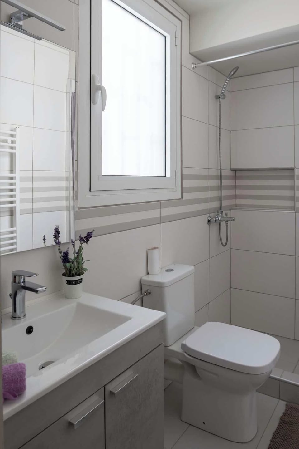 Bright, clean bathroom with all the essentials for a fresh and comfortable stay.
