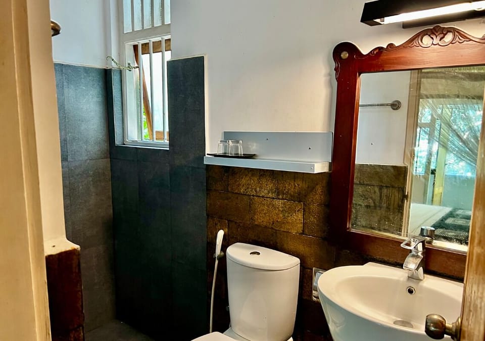Classic Double Room, 1 Queen Bed, Garden View | Bathroom