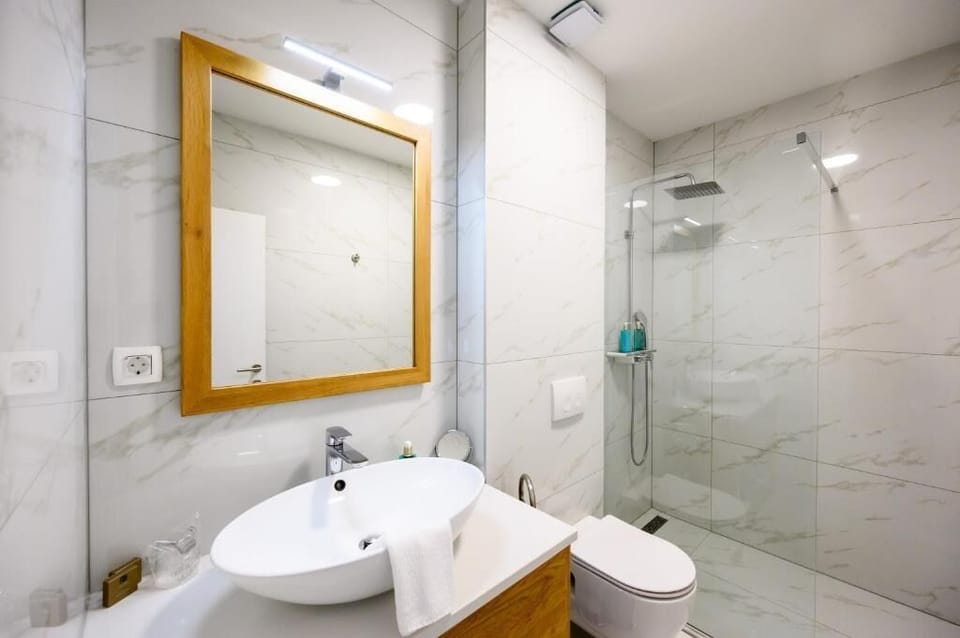 Deluxe Double Room, Balcony | Bathroom | Shower, free toiletries, hair dryer, slippers