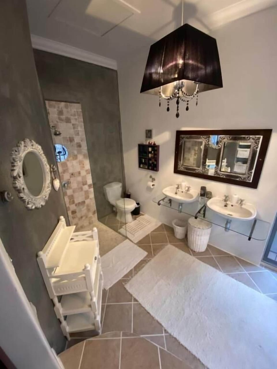 Deluxe Suite, Patio, Garden View | Bathroom | Combined shower/tub, free toiletries, hair dryer, slippers
