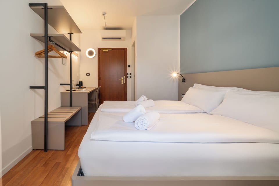 Double or Twin Room | Minibar, in-room safe, desk, WiFi (free)
