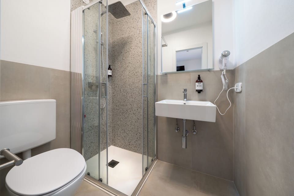Standard Double or Twin Room | Bathroom | Shower, free toiletries, hair dryer, towels