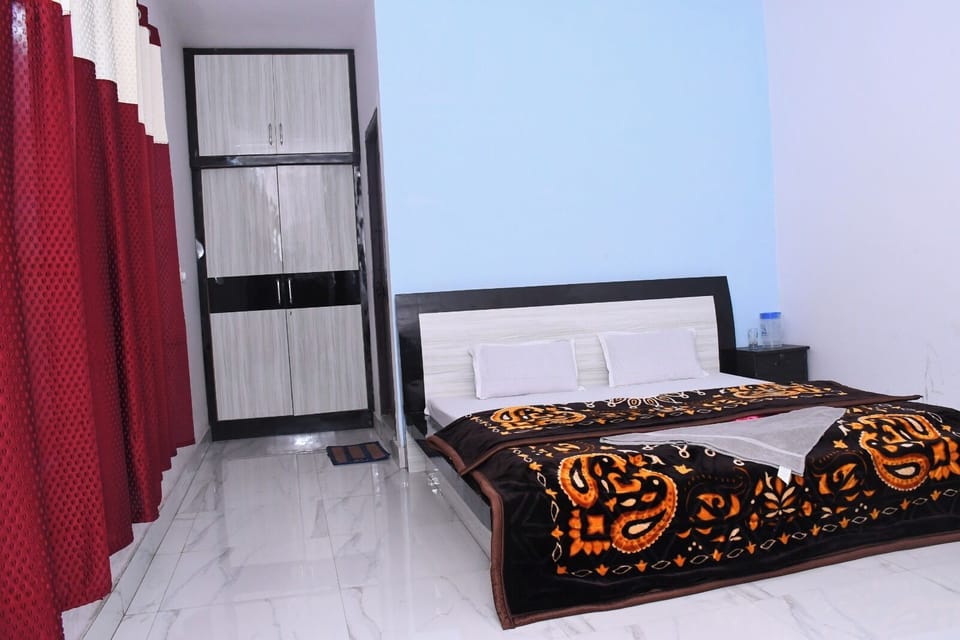 Basic Single Room | Desk, laptop workspace