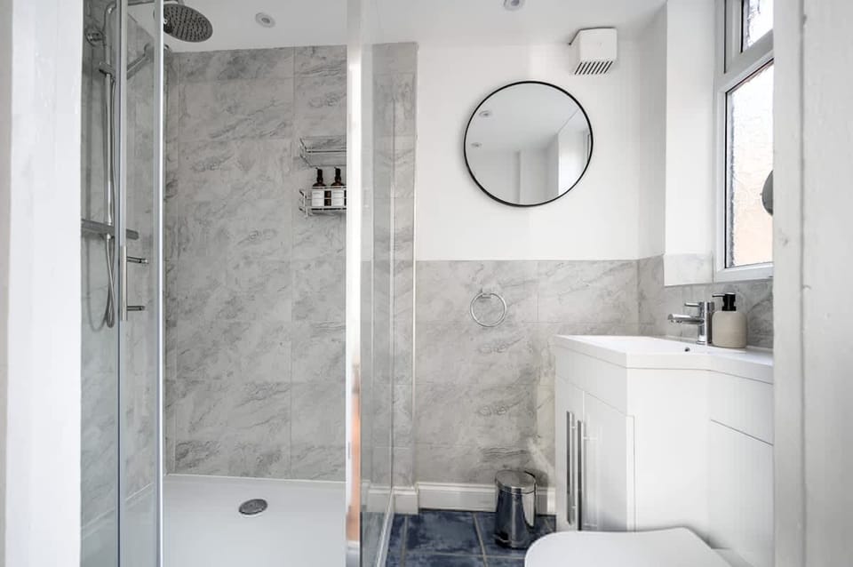 Modern 4-bed Free Parking Work Leisure Stays House in Stretford