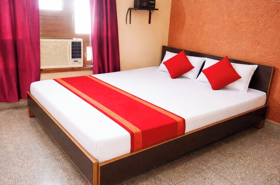 Hypo-allergenic bedding, desk, soundproofing, free WiFi