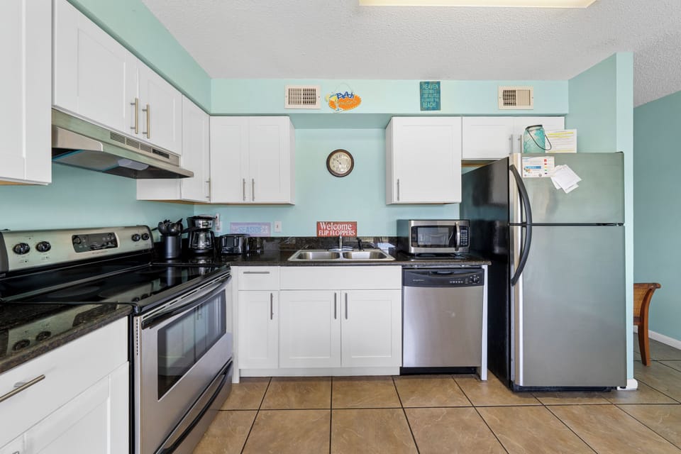 Signature Condo, 1 Bedroom, Patio, Garden View | Private kitchen | Fridge, microwave, oven, stovetop