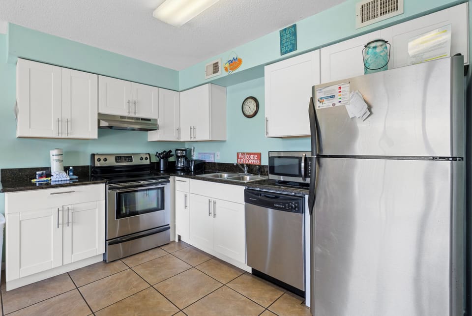 Signature Condo, 1 Bedroom, Patio, Garden View | Private kitchen | Fridge, microwave, oven, stovetop