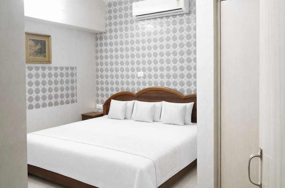 Hypo-allergenic bedding, desk, soundproofing, free WiFi