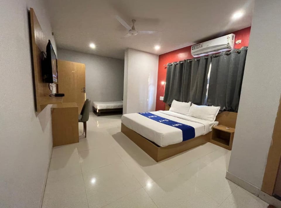 Deluxe Double Room | Desk, laptop workspace, iron/ironing board, WiFi (free)