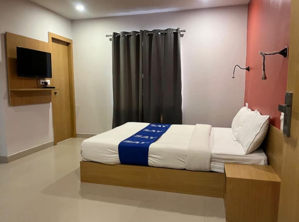 Deluxe Double Room | Desk, laptop workspace, iron/ironing board, WiFi (free)