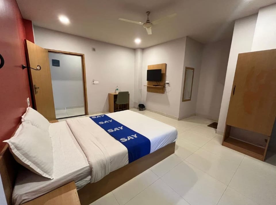 Deluxe Double Room | Desk, laptop workspace, iron/ironing board, WiFi (free)